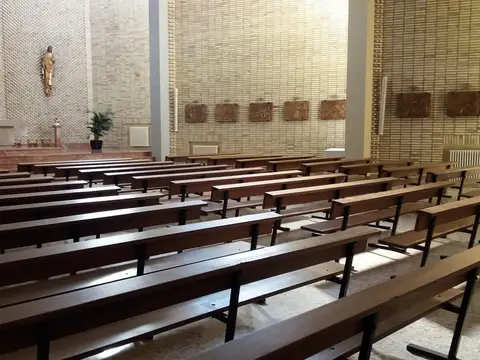 iglesia del centro, con los bancos y el presbiterio