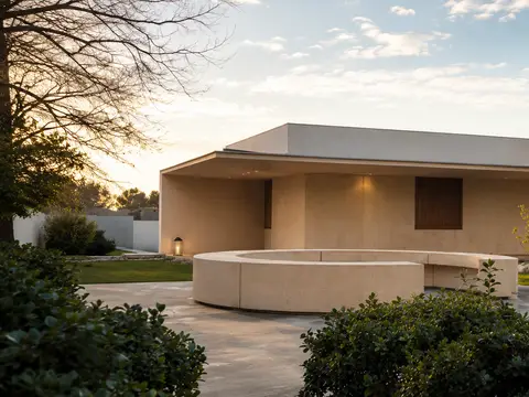 «La casita», el edificio del espacio joven del Centro, al atardecer