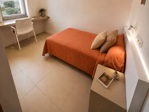 habitación individual con escritorio junto a la ventana
