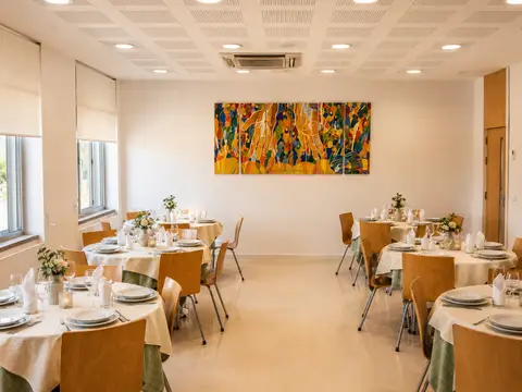 comedor Betsaida con las mesas puestas