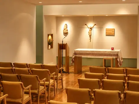 capilla Emaús, con los bancos y el altar