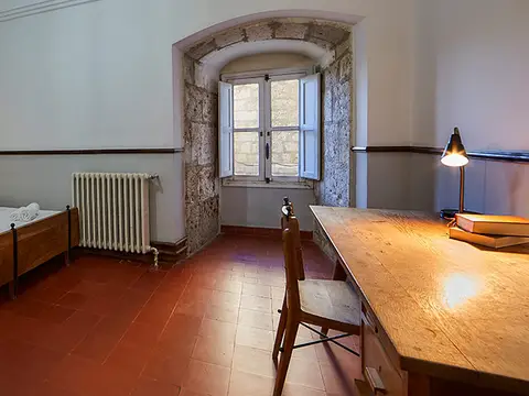 habitación de dos camas, con mesa de trabajo