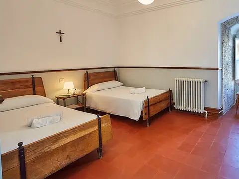 habitación de tres camas