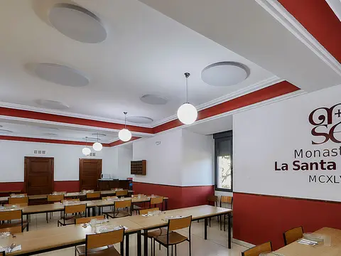 comedor de la casa, con las mesas corridas