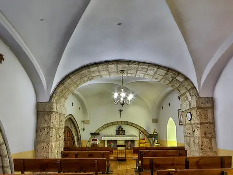 oratorio abovedado de la casa, con los bancos y el altar