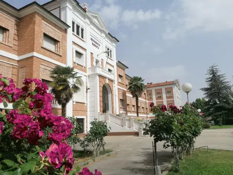 el edificio de la residencia visto desde el jardín
