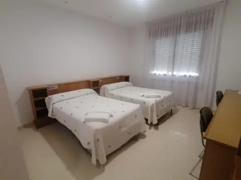 habitación doble de la hospedería, con dos camas y ventana