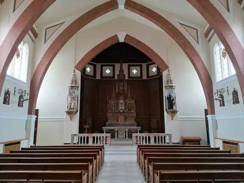 capilla grande de la casa, con los bancos y el altar