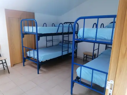 habitación del albergue juvenil, con literas