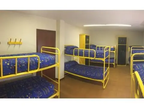 dormitorio con literas para grupos