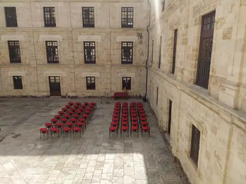patio claustral preparado para un acto