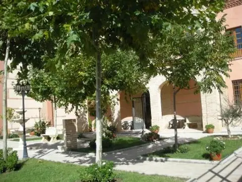 jardín y entrada de la casa