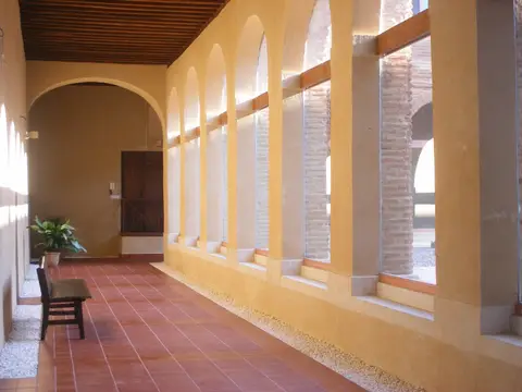 galería del claustro al sol