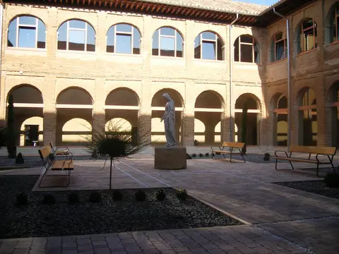 el claustro desde una esquina, con los bancos