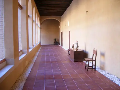 galería interior del claustro con el Niño Jesús