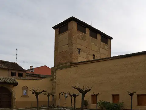 torreón del antiguo palacio de María de Molina y patio