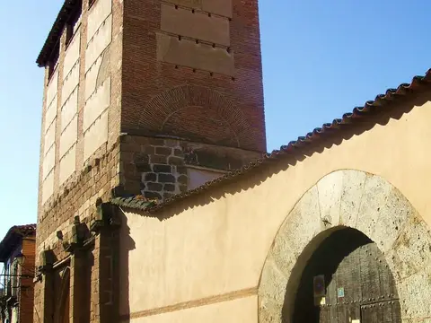 torreón y portón de la calle Arbas