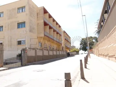 el edificio «Amor Fraterno» completo desde la calle, con la galería corrida (foto de prensa, con marca de agua)