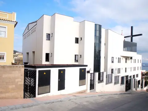 el edificio desde el norte, con la bahía de Ceuta al fondo