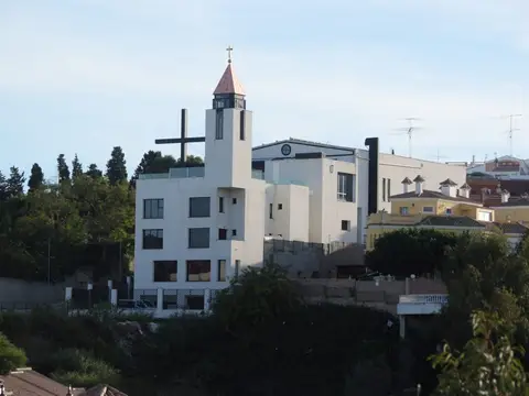 vista general del edificio de cinco plantas y su torre-campanario