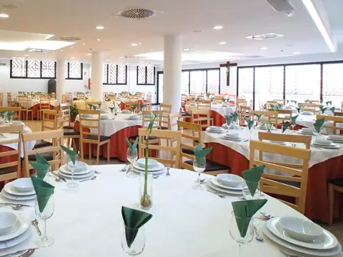 comedor de la casa, montado para un grupo