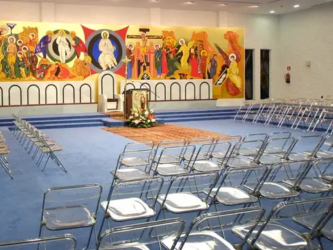 Aula Magna, con el mural de nueve iconos entrelazados