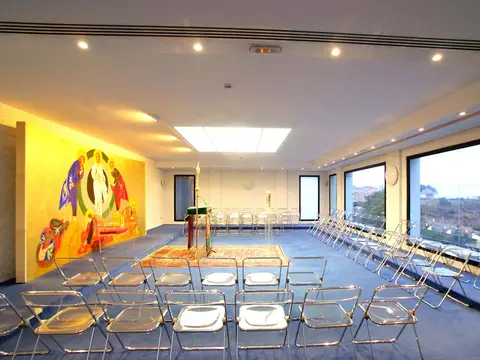 Sala de la Transfiguración, en la planta baja, con el ventanal al estrecho